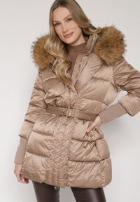 Born2be - Ciemnobeżowa Kurtka z Pikowanymi Przeszyciami Paskiem i Kapturem z Futrem Lidanessa. Okazja: na co dzień. Kolor: beżowy. Materiał: futro. Styl: casual #1