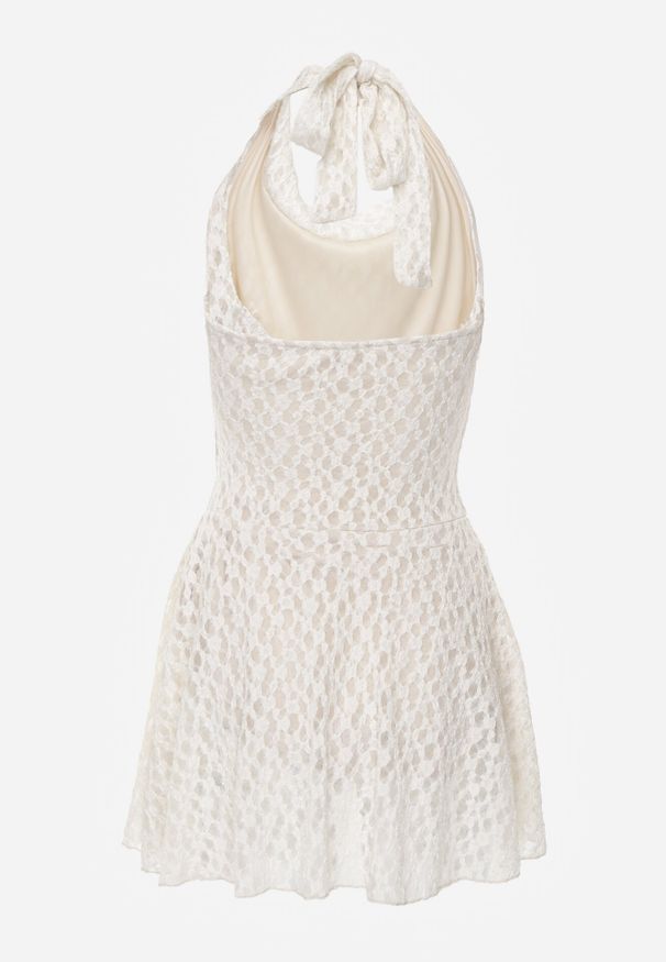 Born2be - Biała Rozkloszowana Sukienka z Koronki z Wiązaniem i Odkrytymi Plecami Bernisa. Okazja: na randkę. Kolor: biały. Materiał: koronka. Wzór: koronka