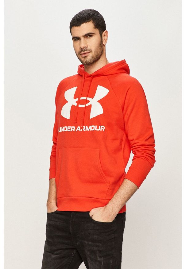 Under Armour Bluza 1357093 męska kolor czerwony z kapturem z nadrukiem. Okazja: na co dzień. Typ kołnierza: kaptur. Kolor: czerwony. Wzór: nadruk. Styl: casual