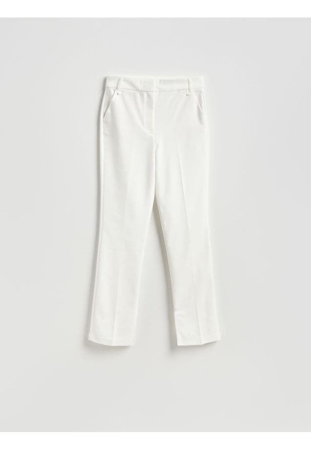 Reserved - Spodnie z zaznaczonym kantem - biały. Kolor: biały. Materiał: tkanina, bawełna