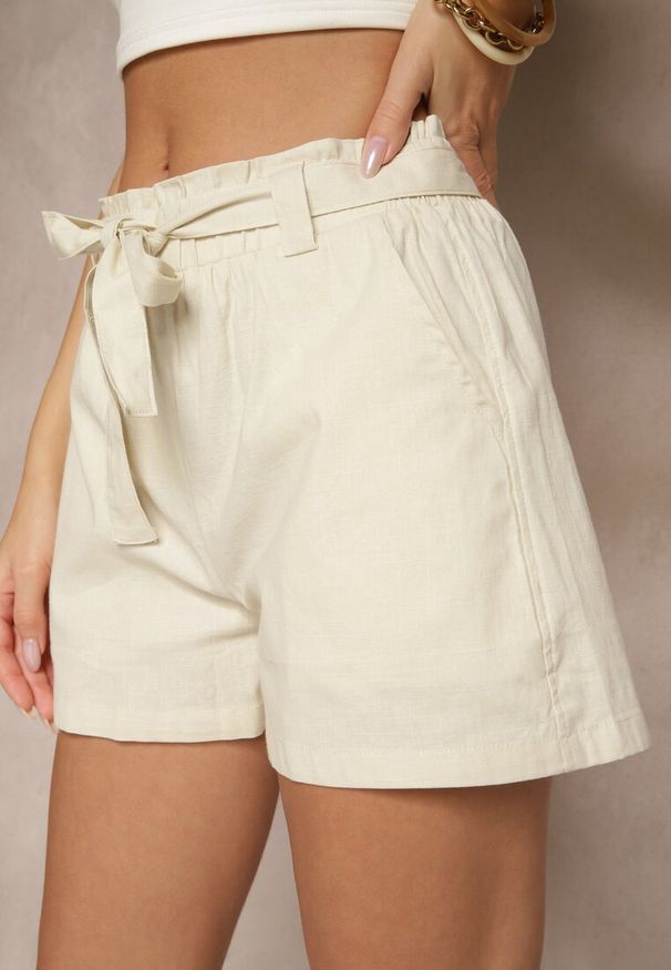 Renee - Jasnobeżowe Szorty z Bawełny High Waist Ozdobione Paskiem Lioziera. Okazja: na co dzień, na spacer. Stan: podwyższony. Kolor: beżowy. Materiał: bawełna. Wzór: aplikacja. Sezon: lato. Styl: elegancki, casual