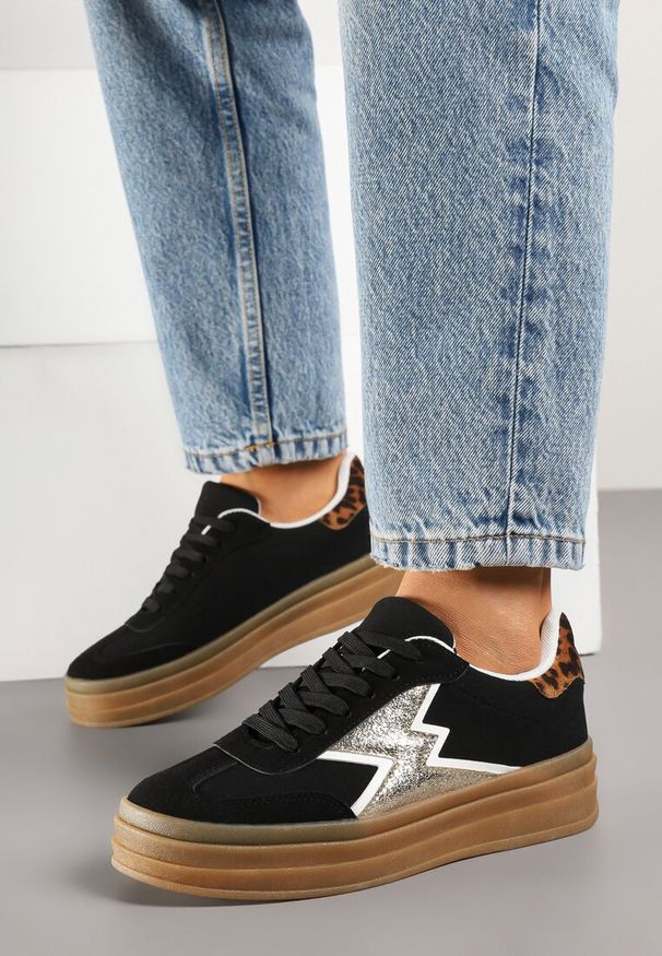 Renee - Czarne Sneakersy w Stylu Tenisówek Ozdobione Geometrycznym Wzorem Tolivanna. Okazja: na co dzień. Zapięcie: sznurówki. Kolor: czarny. Materiał: jeans. Wzór: aplikacja, geometria