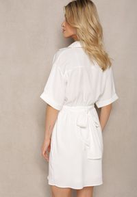 Renee - Biała Sukienka Aesades. Kolor: biały. Długość rękawa: krótki rękaw. Typ sukienki: kopertowe, koszulowe. Długość: mini #3