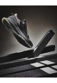 4f - Buty sneakersy ALL-YEAR z wkładką Ortholite Hybrid Plus męskie. Kolor: czarny. Materiał: materiał, nylon, zamsz, guma. Szerokość cholewki: normalna. Sport: turystyka piesza #2