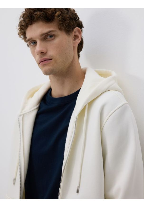 Reserved - Bluza z kapturem - złamana biel. Typ kołnierza: kaptur. Materiał: dzianina, bawełna