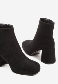 Renee - Czarne Botki Vices do Kostki z Imitacji Zamszu na Słupkowym Obcasie Vedvira. Okazja: na co dzień. Kolor: czarny. Materiał: zamsz. Obcas: na obcasie. Styl: casual, elegancki. Wysokość obcasa: średni #6