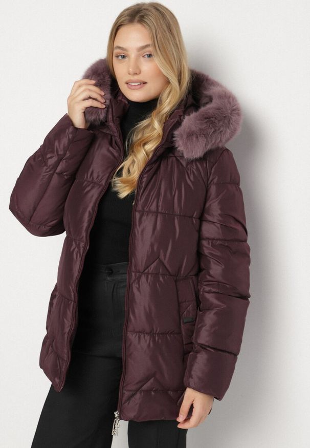 Born2be - Ciemnofioletowa Pikowana Kurtka z Kapturem z Futerkiem Tevea. Okazja: na spotkanie biznesowe, do pracy, na spacer. Typ kołnierza: kaptur. Kolekcja: plus size. Kolor: fioletowy. Materiał: futro. Styl: klasyczny, biznesowy, elegancki