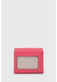Guess portfel damski kolor różowy. Kolor: różowy. Materiał: materiał. Wzór: gładki #4