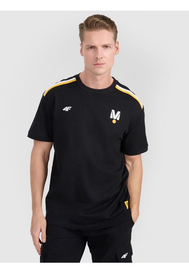 4f - 4F T-shirt regular z nadrukiem uniseks 4F x Drift Masters - czarny XS. Okazja: na co dzień. Kolor: czarny. Materiał: jersey, bawełna, materiał, dzianina. Długość rękawa: krótki rękaw. Długość: krótkie. Wzór: nadruk. Styl: sportowy, klasyczny, casual