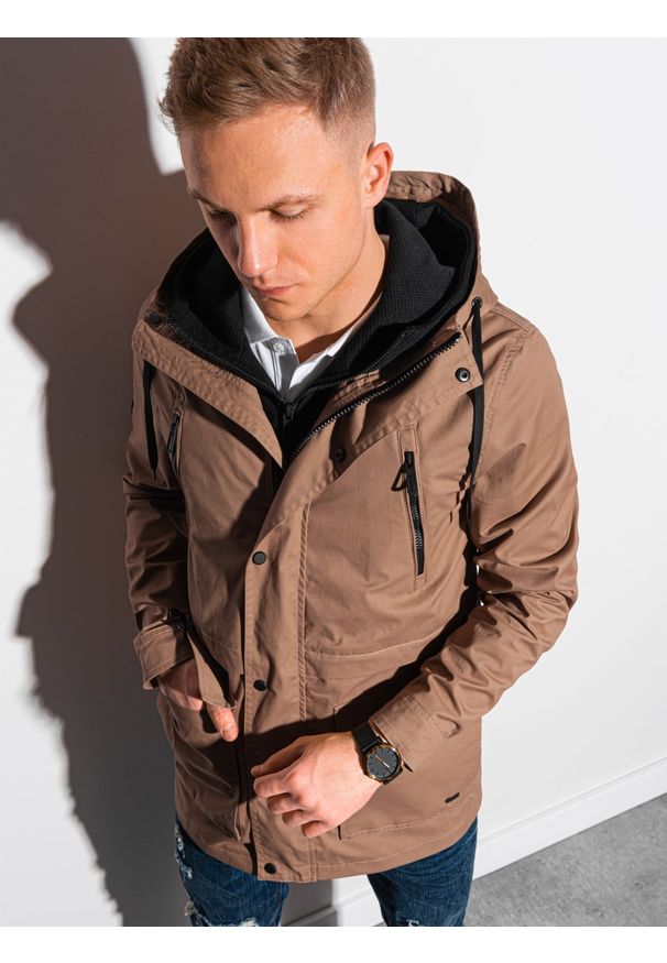 Beżowa kurtka Ombre Clothing na wiosnę