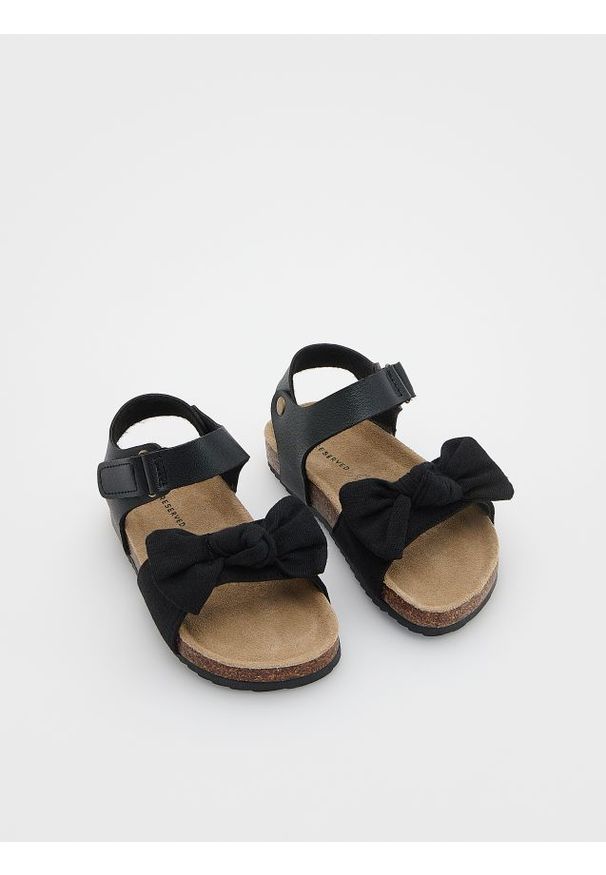 Reserved - Sandały z ozdobną kokardką - czarny. Kolor: czarny. Materiał: materiał