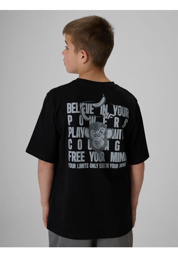 4f - 4F T-shirt loose z nadrukiem chłopięcy - czarny 122/128 (6-8 lat). Okazja: na uczelnię, na co dzień, na spacer. Kolor: czarny. Materiał: bawełna, dzianina. Wzór: nadruk. Sezon: lato. Styl: casual