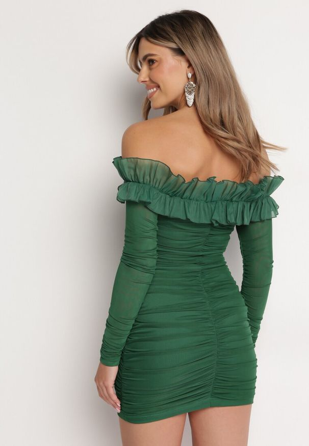 Born2be - Ciemnozielona Dopasowana Sukienka Hiszpanka z Falbanką Turlia. Typ kołnierza: dekolt hiszpanka. Kolor: zielony. Wzór: aplikacja