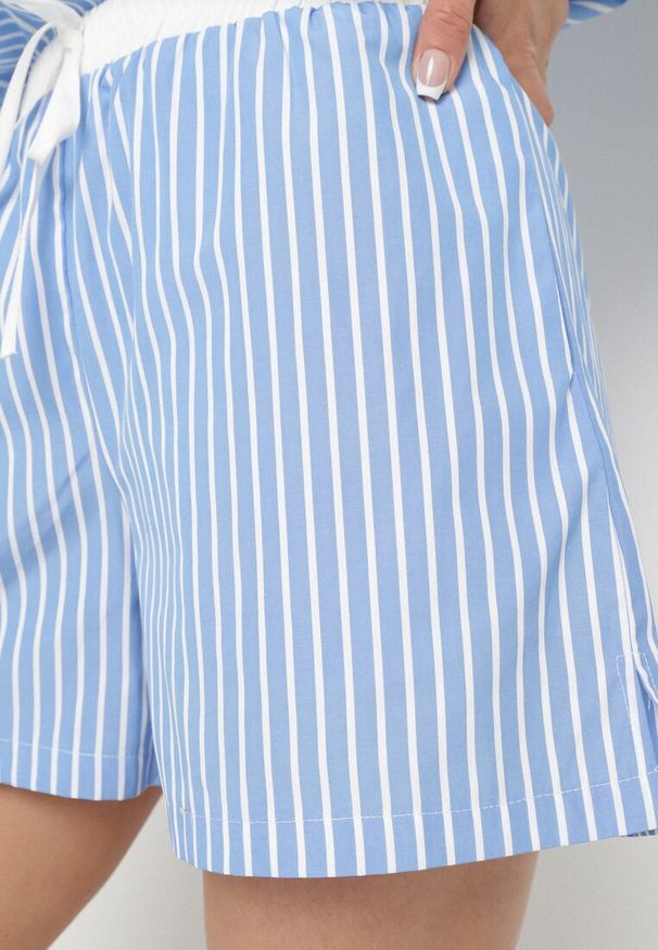 Born2be - Niebieskie Szorty w Paski z Wysokim Stanem i Sznurkami Kiniriela. Okazja: na co dzień. Stan: podwyższony. Kolor: niebieski. Wzór: paski. Sezon: lato. Styl: klasyczny, casual, elegancki