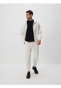 Reserved - Spodnie dresowe slim fit - złamana biel. Materiał: dresówka