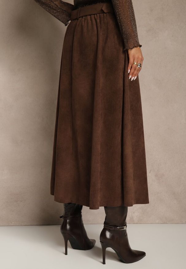 Renee - Brązowa Spódnica z Wiskozy z Bawełną z Imitacji Zamszu z Paskiem Oliweda. Okazja: na co dzień. Kolor: brązowy. Materiał: wiskoza, zamsz, bawełna. Styl: casual