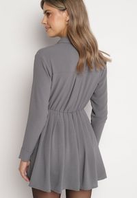 Born2be - Szara Asymetryczna Sukienka o Koszulowym Kroju z Gumką w Talii Elodina. Kolor: szary. Długość rękawa: długi rękaw. Typ sukienki: asymetryczne, koszulowe. Styl: sportowy, elegancki #7
