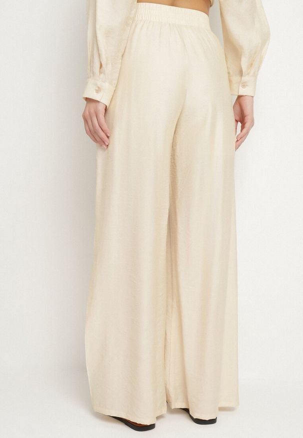 Born2be - Jasnobeżowe Spodnie Palazzo o Szerokim Kroju z Gumką w Pasie i Wysokim Stanem Jenanetia. Okazja: na co dzień. Stan: podwyższony. Kolor: beżowy. Styl: casual, klasyczny