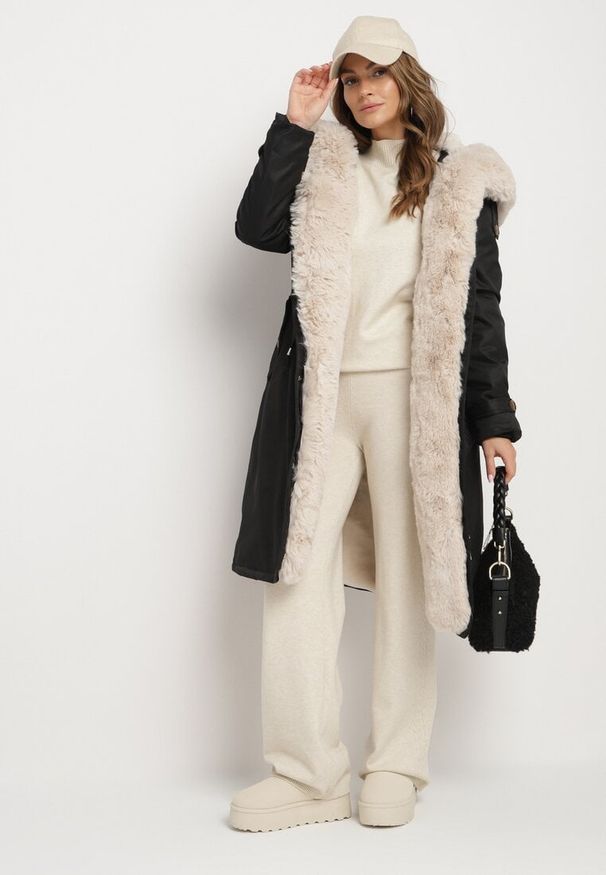 Born2be - Czarno-Beżowa Ocieplana Kurtka Parka ze Ściągaczem w Pasie z Odpinanym Futrem przy Kapturze Tintelissa. Okazja: na co dzień. Kolor: czarny. Materiał: futro. Styl: klasyczny, casual, elegancki, sportowy