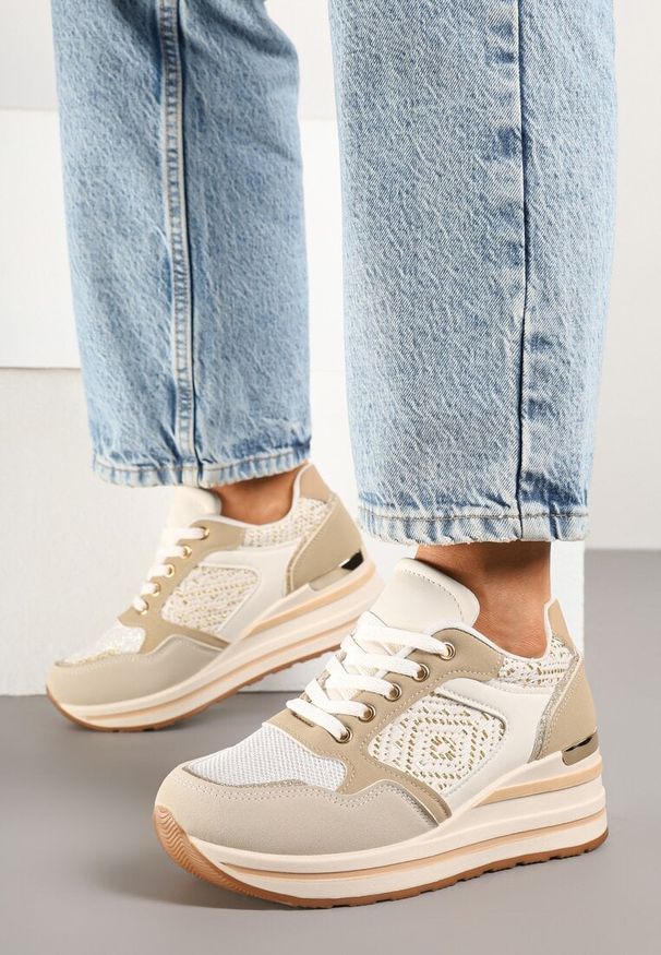 Renee - Beżowe Sneakersy na Koturnie z Geometrycznym Wzorem i Brokatem Tillineira. Okazja: na co dzień. Zapięcie: sznurówki. Kolor: beżowy. Materiał: jeans. Wzór: geometria. Obcas: na koturnie