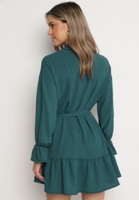 Born2be - Ciemnozielona Koszulowa Sukienka z Wiązanym Paskiem Stevania. Kolor: zielony. Materiał: materiał. Typ sukienki: koszulowe. Długość: mini #5