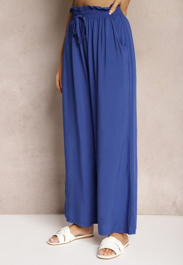 Renee - Granatowe Spodnie z Bawełny Typu Palazzo High Waist z Gumką w Talii Nelsaria. Okazja: na co dzień. Stan: podwyższony. Kolor: niebieski. Materiał: bawełna. Styl: elegancki, casual, wizytowy