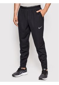 Nike Spodnie dresowe Pro Therma-Fit DD2122 Czarny Standard Fit. Kolor: czarny. Materiał: syntetyk, dresówka