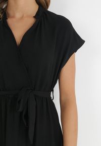 Born2be - Czarna Sukienka Maxi Wiązana W Pasie z Gumką w Talii Vynyndu. Typ kołnierza: dekolt kopertowy, kołnierzyk stójkowy. Kolor: czarny. Długość rękawa: krótki rękaw. Typ sukienki: rozkloszowane, kopertowe. Długość: maxi #4