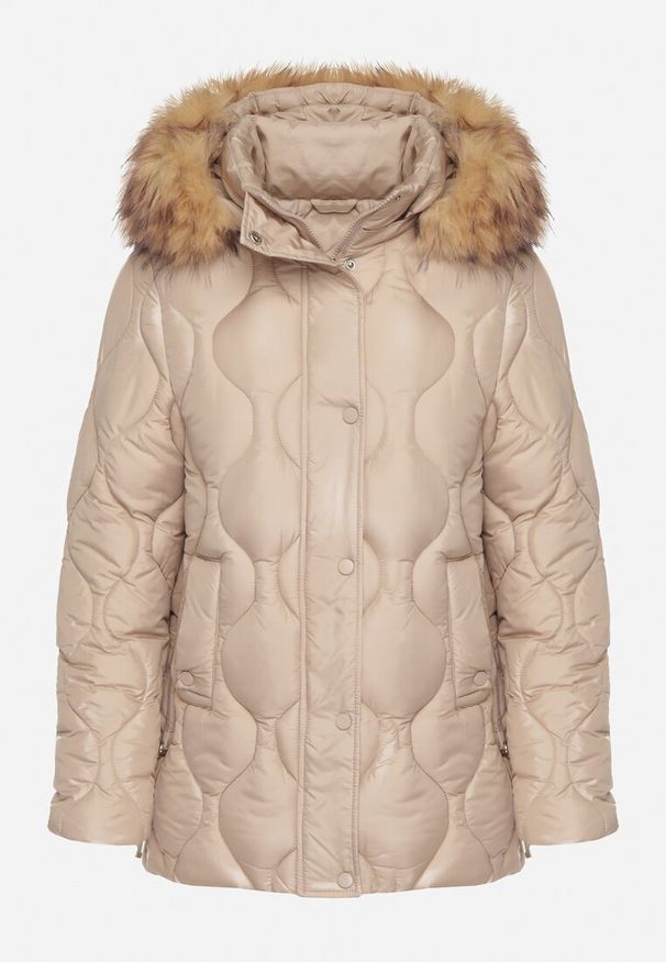 Born2be - Ciemnobeżowa Pikowana Kurtka o Pudełkowym Kroju z Odpinanym Kapturem z Futrem Lilssia. Okazja: na co dzień. Kolor: beżowy. Materiał: futro. Styl: elegancki, klasyczny, casual