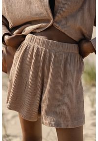 Marsala - Szorty z plisowanej BAWEŁNY w kolorze BEIGE SAND -SHELLY-L. Stan: podwyższony. Kolor: beżowy. Materiał: bawełna. Wzór: gładki. Sezon: lato #1