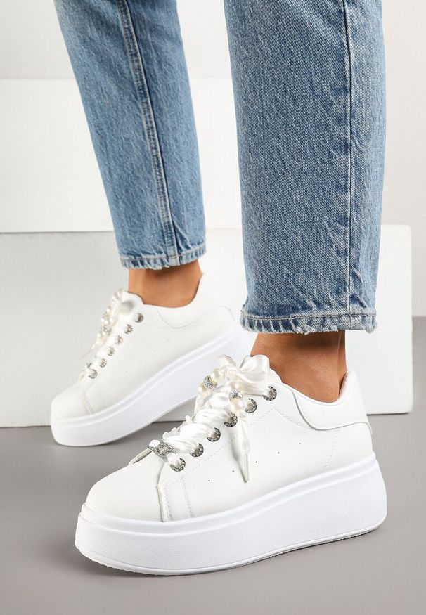 Renee - Białe Sneakersy na Platformie Ozdobione Cyrkoniami Vivalle. Okazja: na co dzień. Kolor: biały. Materiał: jeans. Wzór: aplikacja. Obcas: na platformie