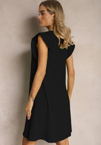Renee - Czarna Trapezowa Sukienka z Elastycznej Bawełny z Falbankami Przy Ramionach Aleradia. Typ kołnierza: kołnierz z falbankami. Kolor: czarny. Materiał: bawełna. Długość rękawa: krótki rękaw. Wzór: aplikacja. Sezon: lato. Typ sukienki: trapezowe. Długość: mini #5