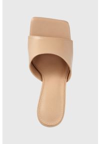 Truffle Collection klapki Crete damskie kolor beżowy na szpilce. Kolor: beżowy. Materiał: materiał. Wzór: gładki. Obcas: na szpilce. Wysokość obcasa: średni #2