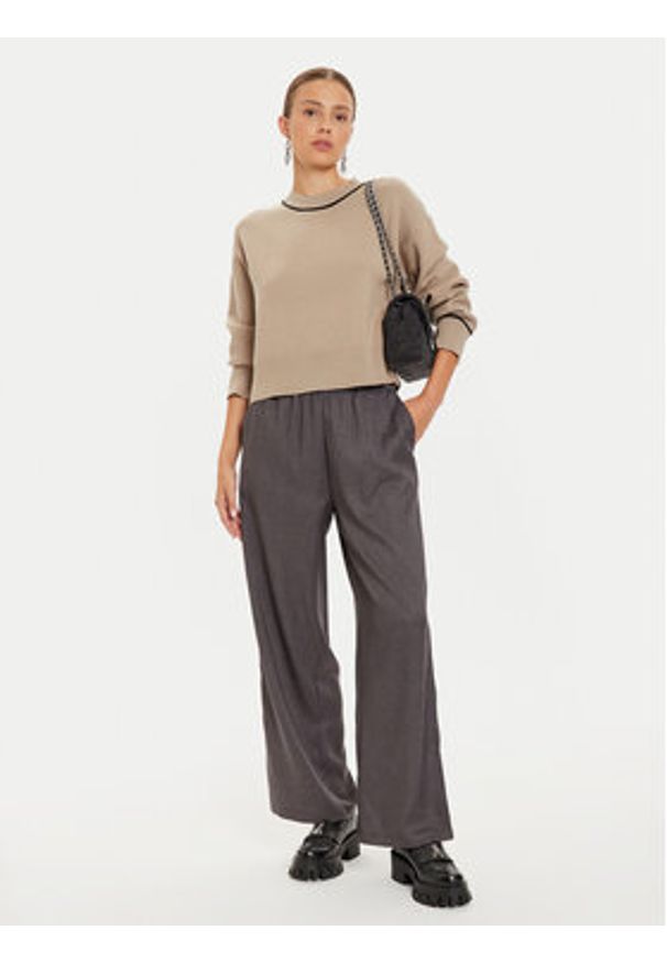 Vero Moda Sweter Saba 10318077 Beżowy Regular Fit. Kolor: beżowy. Materiał: wiskoza, syntetyk