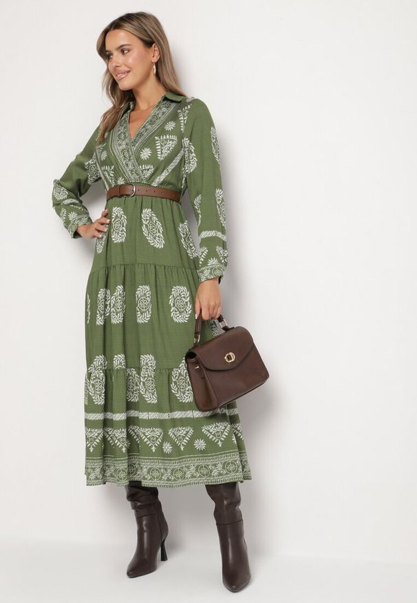 Born2be - Zielona Kopertowa Rozkloszowana Sukienka z Wiskozą w Etniczny Wzór z Paskiem Mirizia. Okazja: na co dzień. Kolor: zielony. Materiał: wiskoza. Typ sukienki: kopertowe. Styl: casual