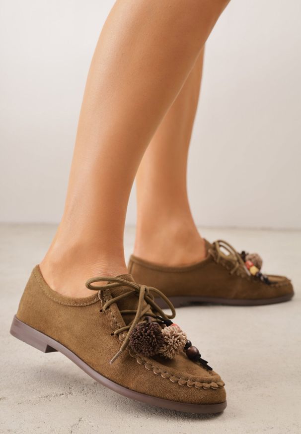 Born2be - Ciemnobeżowe Mokasyny VICES z Wkładką ze Skóry Natualnej Ozdobione Koralikami. Nosek buta: okrągły. Kolor: beżowy. Materiał: skóra. Wzór: aplikacja. Obcas: na obcasie. Styl: klasyczny. Wysokość obcasa: niski