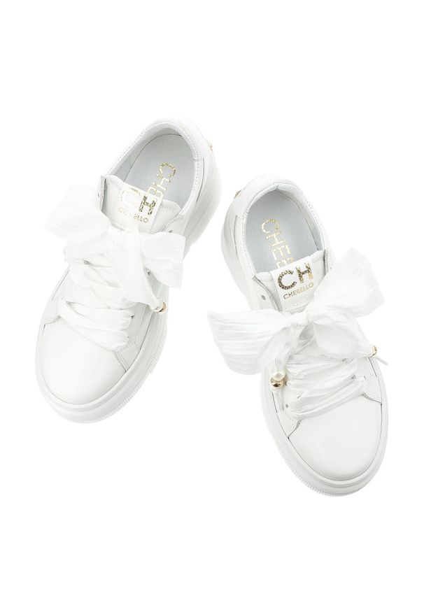 CheBello - Sneakersy damskie Chebello, model na podwyższonej platformie z cholewką ze skóry naturalnej, wiązany szerokimi tasiemkami, z masywną podeszwą o wyraź. Okazja: na co dzień. Kolor: biały. Materiał: skóra. Szerokość cholewki: normalna. Wzór: grochy. Obcas: na platformie. Styl: elegancki, casual, klasyczny, sportowy