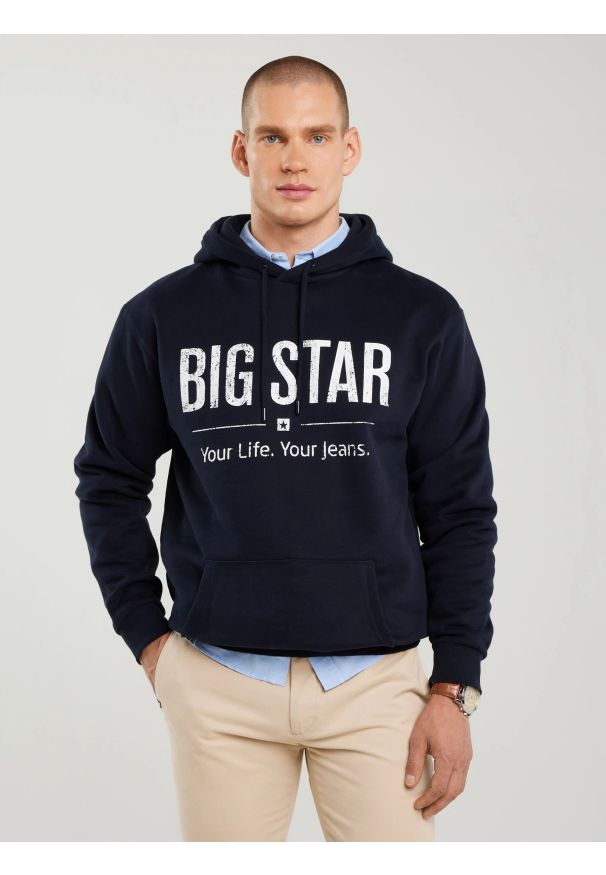 Big-Star - Bluza męska z kapturem z logo BIG STAR granatowa Ashlyno 403. Typ kołnierza: kaptur. Kolor: niebieski. Materiał: dzianina. Wzór: aplikacja, nadruk