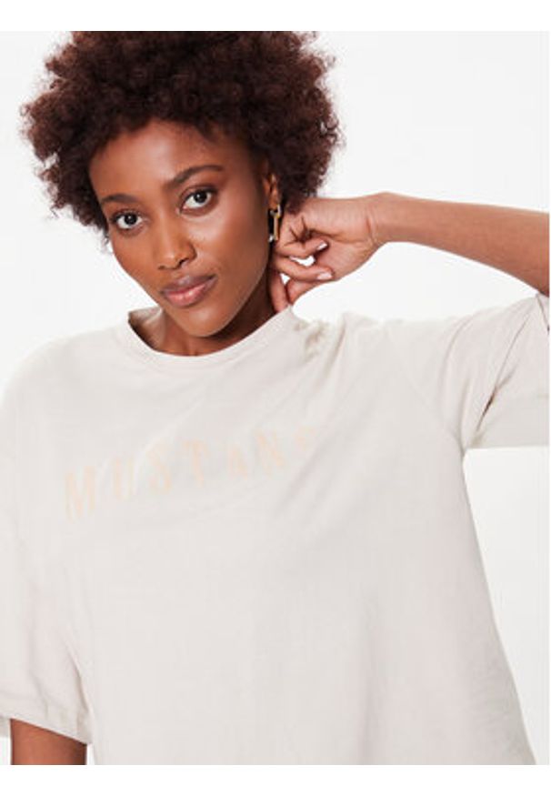 Mustang T-Shirt Alina 1013378 Szary Regular Fit. Kolor: szary. Materiał: bawełna