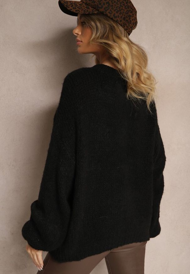 Renee - Czarny Klasyczny Sweter z Wełną i Wiskozą o Luźnym Kroju Omethea. Okazja: na co dzień, na spacer. Kolor: czarny. Materiał: wiskoza, wełna. Długość rękawa: długi rękaw. Długość: długie. Styl: klasyczny