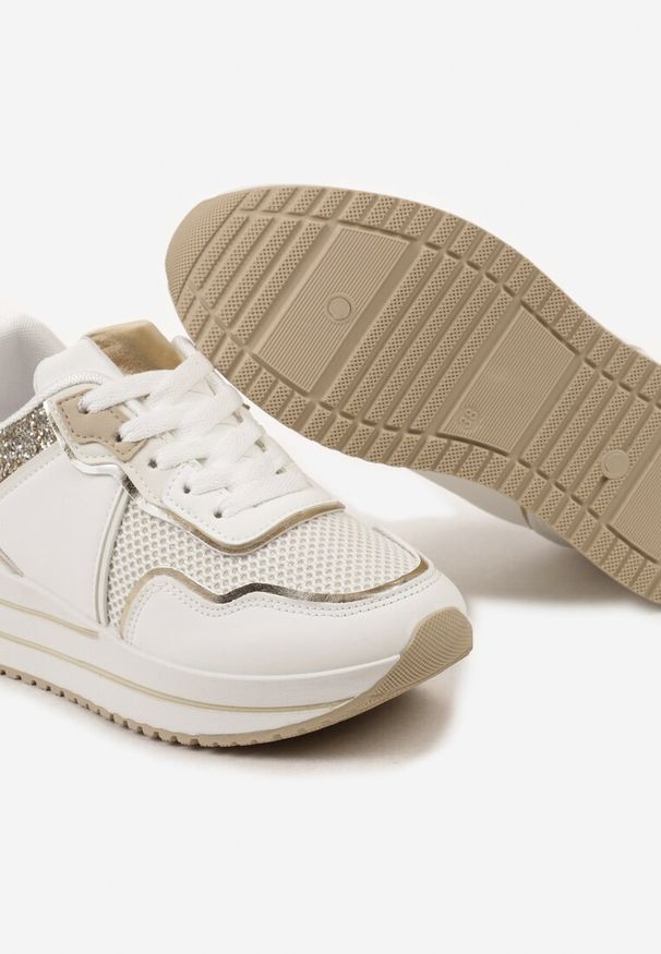 Renee - Białe Sneakersy na Niskiej Platformie ze Wstawkami z Brokatu Quinnes. Okazja: na co dzień. Zapięcie: sznurówki. Kolor: biały. Obcas: na platformie