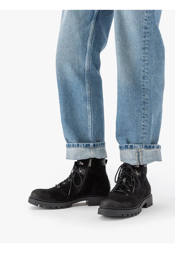 Ryłko - Czarne ocieplane trzewiki. Okazja: na co dzień. Wysokość cholewki: przed kolano. Zapięcie: sznurówki. Kolor: czarny. Materiał: skóra, welur. Szerokość cholewki: normalna. Styl: casual, street