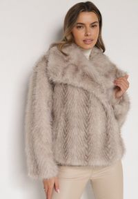 Born2be - Beżowa Futrzana Kurtka z Cieniowanym Wzorem Monizavia. Okazja: na co dzień. Kolor: beżowy. Materiał: futro. Styl: casual, klasyczny #1