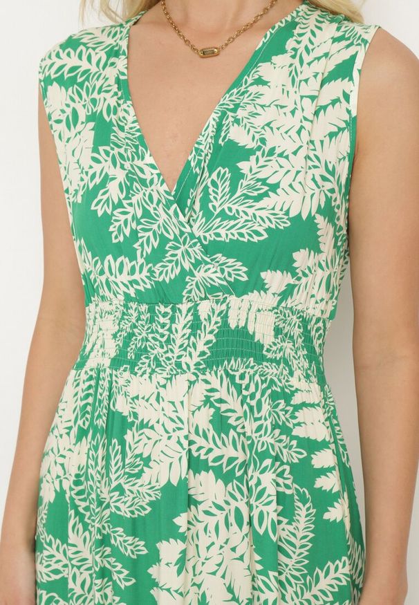 Born2be - Zielona Wiskozowa Sukienka o Rozkloszowanym Kroju z Gumką w Pasie i Dekoltem w Serek Denesta. Okazja: na co dzień. Typ kołnierza: dekolt w serek. Kolor: zielony. Materiał: wiskoza. Styl: casual, elegancki, boho