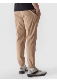 4f - Spodnie casual joggery męskie - beżowe. Kolor: beżowy. Materiał: materiał, bawełna, tkanina, elastan. Wzór: jednolity