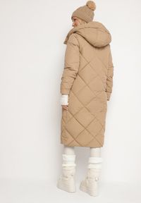 Born2be - Ciemnobeżowa Kurtka Płaszcz z Geometrycznym Pikowaniem Johnatta. Kolor: beżowy. Wzór: geometria #2