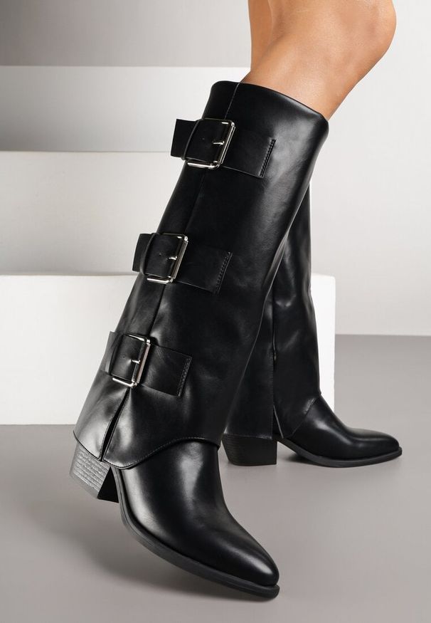 Renee - Czarne Kozaki na Słupku Kowbojki Ozdobione Metaliczną Aplikacją i Wywiniętą Cholewką Latareia. Okazja: na co dzień. Kolor: czarny. Materiał: skóra, jeans. Szerokość cholewki: normalna. Wzór: aplikacja. Obcas: na słupku. Styl: casual, elegancki