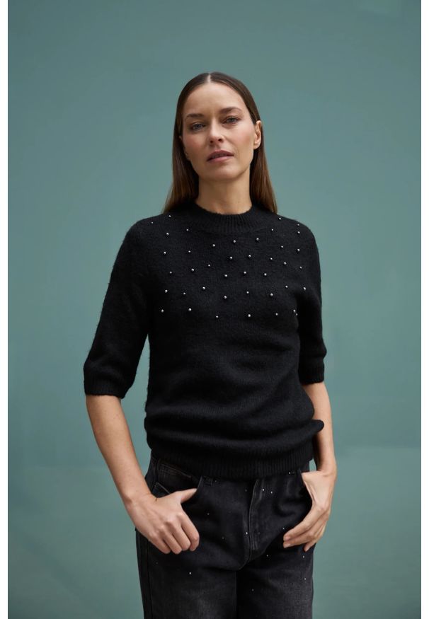 MOODO - Sweter ozdobiony koralikami czarny. Kolor: czarny. Materiał: akryl, elastan, poliester. Wzór: aplikacja