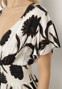 Born2be - Czarna Wiskozowa Sukienka Rozkloszowana w Kwiaty Arisona. Okazja: na randkę. Typ kołnierza: dekolt w kształcie V. Kolor: czarny. Materiał: wiskoza. Wzór: kwiaty. Sezon: wiosna, lato #4