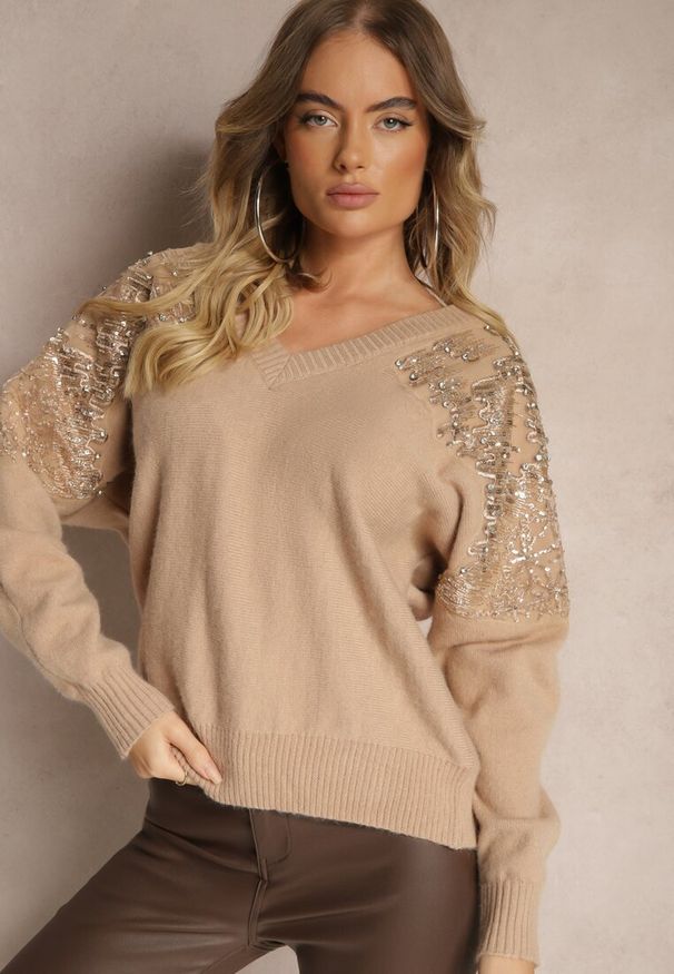 Renee - Ciemnobeżowy Sweter o Kroju Nietoperza Ozdobiony Cekinami i Cyrkoniami Nevarraea. Okazja: na co dzień. Kolor: beżowy. Materiał: jeans. Wzór: aplikacja. Styl: klasyczny, elegancki, casual